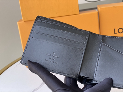 LVコピーウォレット着用イメージ